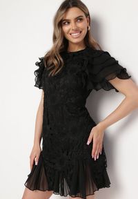 Born2be - Czarna Sukienka Mini z Koronkowymi Wstawkami i Falbankami Soffiana. Okazja: na co dzień, na imprezę. Typ kołnierza: kołnierz z falbankami. Kolor: czarny. Materiał: koronka. Długość rękawa: krótki rękaw. Wzór: koronka. Styl: casual, elegancki. Długość: mini #3