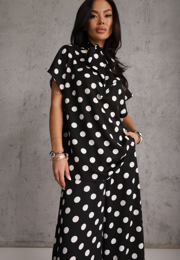 Renee - Czarny Komplet w Groszki Bluzka Wiązana przy Szyi i Spodnie Wide Leg Firerun. Kolor: czarny. Wzór: grochy