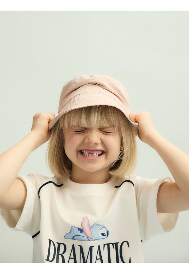 Reserved - T-shirt Lilo i Stitch - złamana biel. Materiał: bawełna