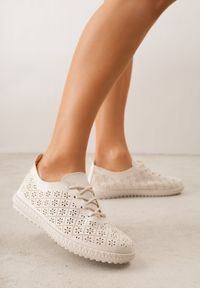 Born2be - Beżowe Tenisówki z Ażurową Cholewką Tidella. Okazja: na co dzień. Kolor: beżowy. Materiał: jeans. Szerokość cholewki: normalna. Wzór: ażurowy. Styl: casual #1