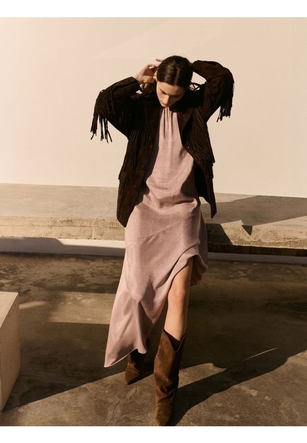 Reserved - Sukienka z lyocellem - beżowy. Kolor: beżowy. Materiał: wiskoza. Typ sukienki: asymetryczne