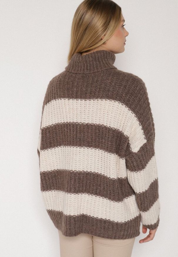 Born2be - Brązowy Golf z Wełną i Wiskozą w Paski Monisea. Okazja: na co dzień. Typ kołnierza: golf. Kolor: brązowy. Materiał: wełna, wiskoza. Wzór: paski. Styl: klasyczny, casual