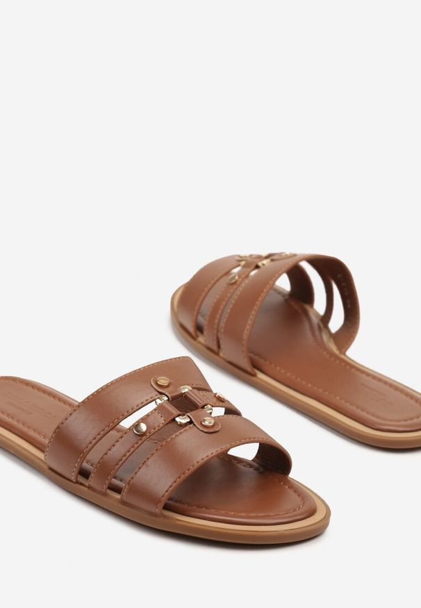 Renee - Brązowe Klapki Ozdobione Metalicznymi Aplikacjami Ovivene. Okazja: na co dzień. Kolor: brązowy. Wzór: aplikacja. Styl: elegancki, casual