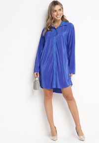 Born2be - Granatowa Plisowana Sukienka Mini o Koszulowym Kroju Unvelc. Okazja: na co dzień, do pracy, na spotkanie biznesowe. Typ kołnierza: kołnierzyk klasyczny. Kolor: niebieski. Materiał: materiał, jeans. Długość rękawa: długi rękaw. Typ sukienki: koszulowe. Styl: biznesowy, klasyczny, casual, elegancki. Długość: mini #1