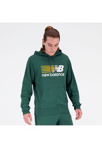 Bluza męska New Balance MT23902NWG – zielona. Typ kołnierza: kaptur. Kolor: zielony. Materiał: dresówka, materiał, poliester, prążkowany, bawełna. Wzór: napisy #1