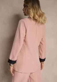 Renee - Różowa Taliowana Marynarka Ozdobiona Klapami Evelhiria. Okazja: na co dzień. Kolor: różowy. Materiał: jeans. Wzór: aplikacja. Styl: klasyczny, elegancki, casual #3