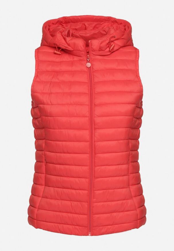 Born2be - Czerwona Pikowana Kamizelka na Suwak z Kieszeniami i Odpinanym Kapturem Arsalna. Okazja: na co dzień. Typ kołnierza: golf. Kolor: czerwony. Materiał: jeans. Styl: klasyczny, elegancki, casual