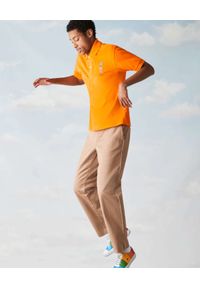 Lacoste - LACOSTE - Pomarańczowa koszulka polo z logo Regular Fit. Typ kołnierza: polo. Kolor: pomarańczowy. Materiał: bawełna. Wzór: haft, prążki, aplikacja. Sezon: wiosna #4