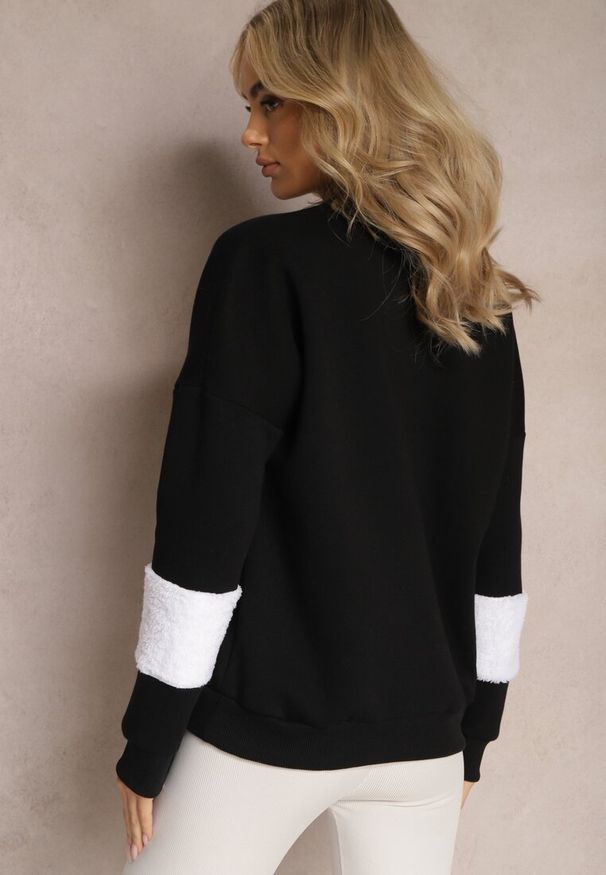 Renee - Czarna Bawełniana Bluza z Nadrukiem i Futrzaną Wstawką Koresa. Typ kołnierza: bez kaptura. Kolor: czarny. Materiał: bawełna, futro. Wzór: nadruk