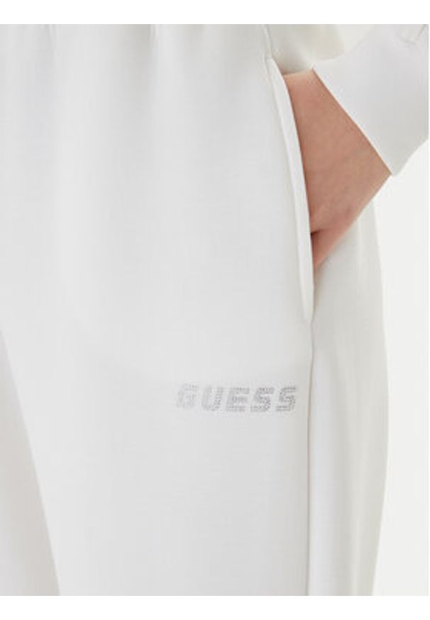 Guess Spodnie dresowe Cecilia V4BB13 K7UW2 Biały Regular Fit. Kolor: biały. Materiał: wiskoza