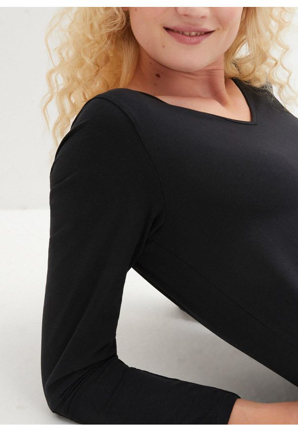 bonprix - Dopasowany shirt z długim rękawem (2 szt.). Typ kołnierza: dekolt w serek. Kolor: czarny. Długość rękawa: długi rękaw. Długość: długie. Styl: klasyczny