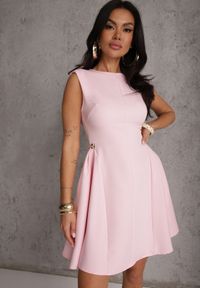 Renee - Różowa Rozkloszowana Sukienka Bez Rękawów z Odpinanymi Aplikacjami w Pasie Maridina. Okazja: na imprezę. Kolor: różowy. Długość rękawa: bez rękawów. Wzór: aplikacja. Styl: elegancki #6