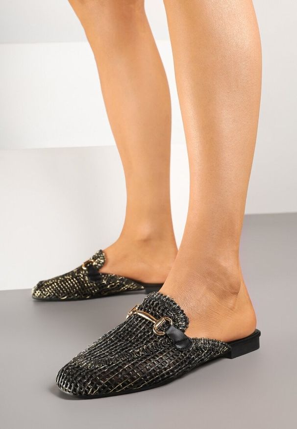 Born2be - Czarne Tweedowe Klapki Mule z Metaliczną Aplikacją Jolritia. Okazja: na co dzień. Kolor: czarny. Materiał: materiał, jeans. Wzór: aplikacja. Styl: klasyczny, casual