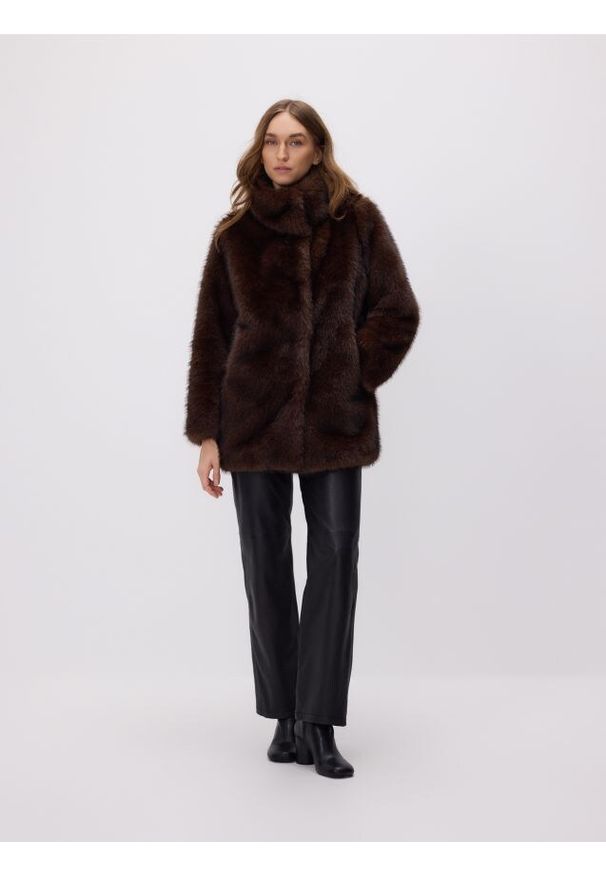 Reserved - Sztuczne futerko z kołnierzem - ciemnobrązowy. Kolor: brązowy. Materiał: futro