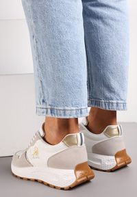 Renee - Biało-Szare Sneakersy z Naszywką na Grubej Podeszwie Devariana. Kolor: biały. Materiał: jeans, dresówka. Wzór: aplikacja #3
