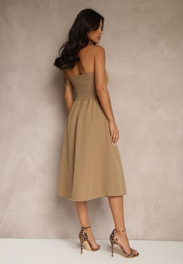 Renee - Ciemnobeżowa Rozkloszowana Sukienka z Guzikami Folunira. Kolor: beżowy. Sezon: wiosna, lato. Styl: elegancki