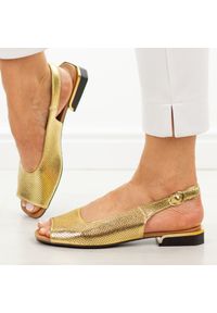 Złote skórzane sandały damskie na obcasie Jezzi 25115-4. Okazja: na co dzień, na imprezę. Kolor: złoty. Materiał: skóra. Sezon: wiosna, lato. Obcas: na obcasie. Styl: elegancki, klasyczny, casual, wizytowy. Wysokość obcasa: niski #1