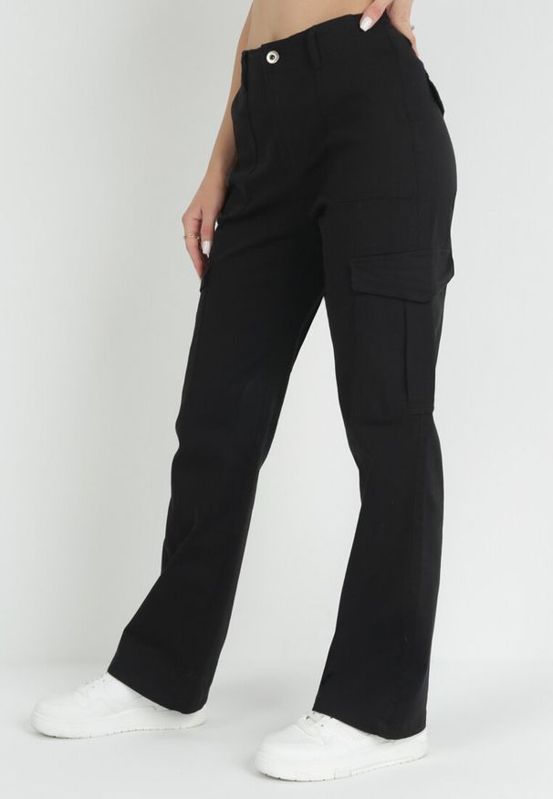 Born2be - Czarne Spodnie Cargo z Szeroką Nogawką i Wysokim Stanem Naifah. Stan: podwyższony. Kolor: czarny. Materiał: materiał. Wzór: gładki, aplikacja