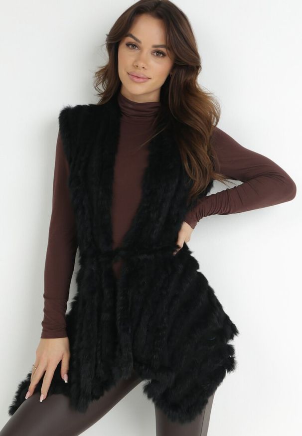 Born2be - Czarna Kamizelka Futrzana z Wiązanym Paskiem Nymiss. Okazja: na co dzień. Kolor: czarny. Materiał: futro. Styl: glamour, casual, elegancki