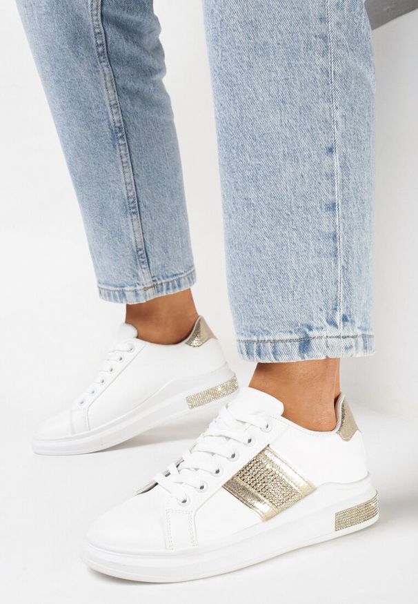 Born2be - Biało-Złote Sneakersy na Grubej Podeszwie z Cyrkoniami i Metalicznymi Wstawkami Arelai. Kolor: biały. Materiał: jeans. Sezon: lato