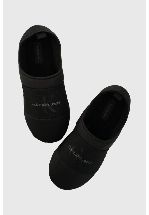 Calvin Klein Jeans kapcie HOME SLIPPER MONO kolor czarny YM0YM00840. Kolor: czarny. Materiał: guma