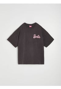 Sinsay - Bawełniana koszulka z nadrukiem na plecach Barbie - szary. Kolor: szary. Materiał: bawełna. Wzór: nadruk #1