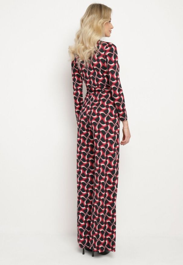 Born2be - Bordowo-Czarny Wzorzysty Kombinezon Kopertowy z Wiskozą z Szerokimi Nogawkami i Paskiem Aotavia. Okazja: na co dzień. Kolor: czerwony. Materiał: wiskoza. Styl: casual