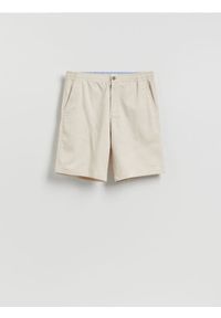 Reserved - Szorty chino regular - kremowy. Kolor: kremowy. Materiał: tkanina, włókno, bawełna #1