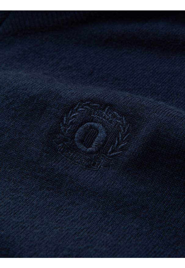 Ombre Clothing - Męski elegancki sweter BASIC V-neck z wiskozą – granatowy V2 - Rozmiar: M. Okazja: do pracy, na co dzień. Typ kołnierza: dekolt w serek. Kolor: niebieski. Materiał: wiskoza. Wzór: haft. Styl: elegancki