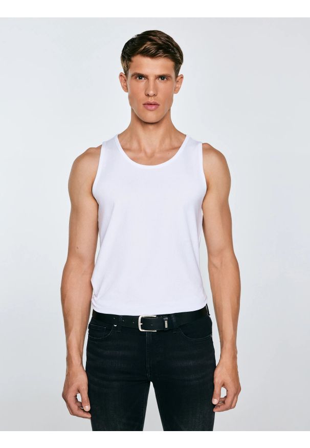 Big-Star - Koszulka męska slim bez rękawów biała Dero 101. Okazja: na co dzień. Kolor: biały. Długość rękawa: bez rękawów. Wzór: aplikacja. Styl: casual, klasyczny