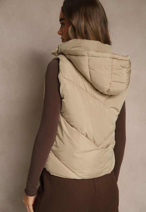 Renee - Ciemnobeżowa Pikowana Kamizelka Casual z Kapturem Olanissa. Okazja: na co dzień. Typ kołnierza: kaptur. Kolor: beżowy. Materiał: poliester. Styl: casual