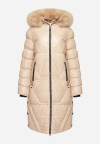 Born2be - Jasnobeżowa Pikowana Kurtka o Długim Kroju z Kapturem i Futrzanym Kołnierzem Semirielin. Okazja: na co dzień. Typ kołnierza: kaptur. Kolor: beżowy. Materiał: futro. Długość: długie. Wzór: aplikacja. Sezon: zima. Styl: casual, elegancki #5