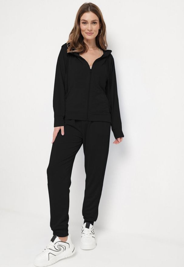 Born2be - Czarny 2-częściowy Komplet Dresowy Bluza z Kapturem Spodnie z Gumką w Pasie Regulowane Tellfana. Kolor: czarny. Materiał: dresówka