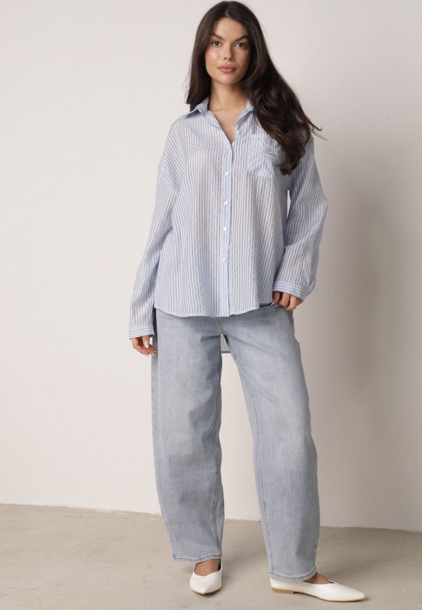 Born2be - Niebieska Koszula o Kroju Oversize z Tencelu w Paski Ozdobiona Haftem Tidine. Okazja: na co dzień, na spotkanie biznesowe, do pracy. Kolor: niebieski. Materiał: poliester, jeans. Wzór: aplikacja, haft, paski. Styl: casual, biznesowy