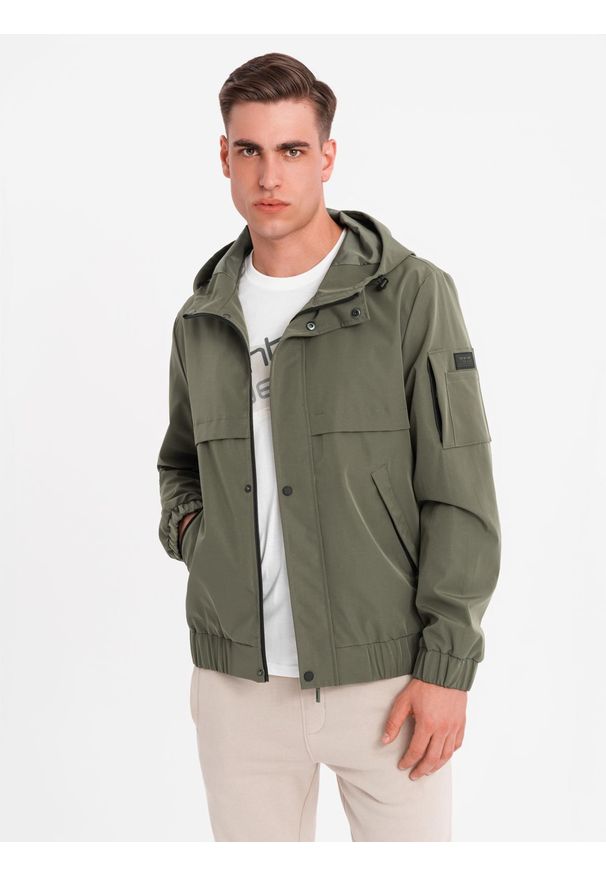Ombre Clothing - Męska funkcjonalna kurtka przejściowa z kapturem – oliwkowa V2 - Rozmiar: S. Okazja: na co dzień. Typ kołnierza: kaptur. Kolor: oliwkowy. Materiał: tkanina, poliester, materiał. Wzór: gładki. Styl: casual