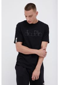 Diadora T-shirt bawełniany kolor czarny z nadrukiem. Okazja: na co dzień. Kolor: czarny. Materiał: bawełna. Wzór: nadruk. Styl: casual
