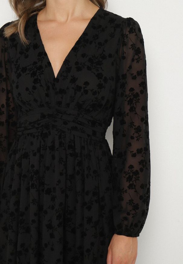 Born2be - Czarna Sukienka Rozkloszowana z Prześwitującymi Wstawkami Ozdobiona Kwiatami Kalabia. Okazja: na co dzień, na imprezę. Kolor: czarny. Materiał: jeans, materiał. Długość rękawa: długi rękaw. Wzór: aplikacja, kwiaty. Styl: casual, elegancki