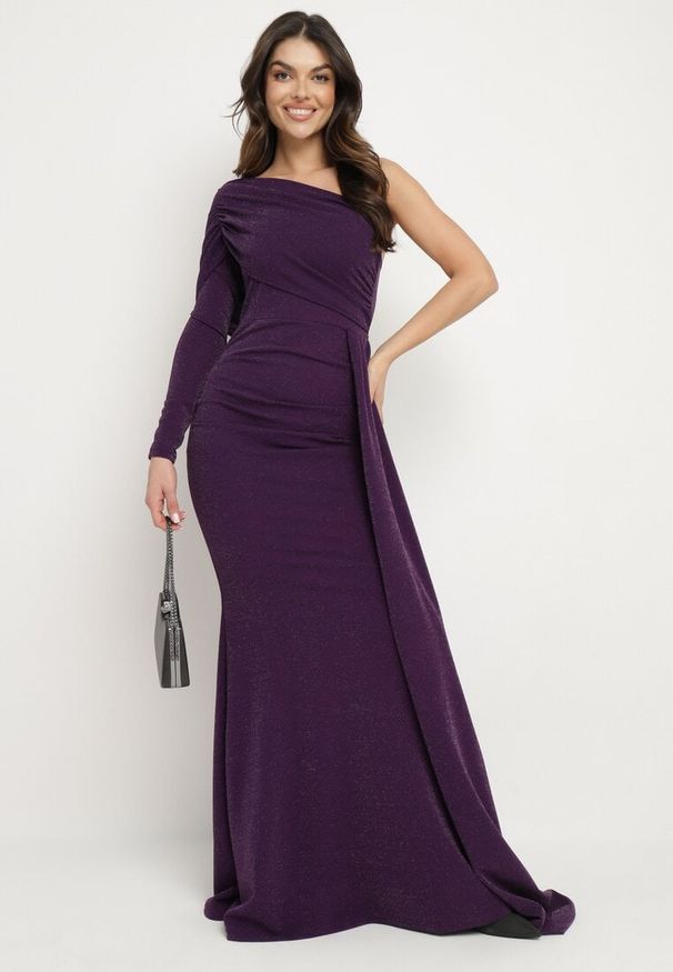 Born2be - Ciemnofioletowa Asymetryczna Sukienka Koktajlowa Ozdobiona Metaliczną Nicią i Trenem Emarielin. Kolor: fioletowy. Długość rękawa: długi rękaw. Wzór: aplikacja. Typ sukienki: asymetryczne. Styl: wizytowy. Długość: maxi