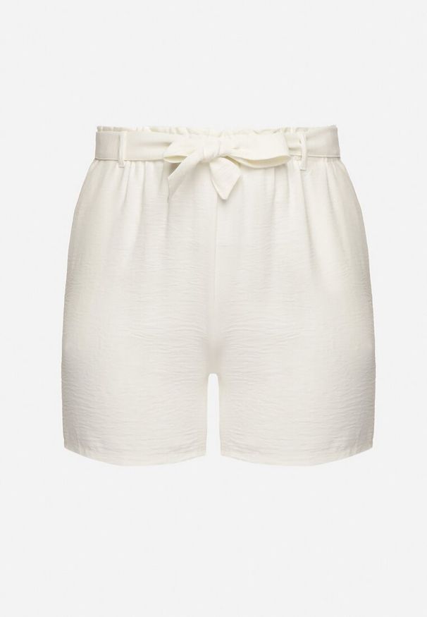 Born2be - Jasnobeżowe Szorty Typu Bermudy z Wysokim Stanem z Gumką w Pasie i Wiązaniem Seviiana. Okazja: na co dzień. Stan: podwyższony. Kolor: beżowy. Materiał: koronka. Wzór: koronka. Styl: casual, elegancki