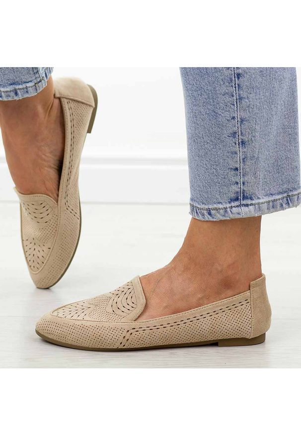 POTOCKI - Beżowe ażurowe zamszowe mokasyny damskie Potocki 23300. Kolor: beżowy. Materiał: zamsz. Szerokość cholewki: normalna. Wzór: ażurowy. Sezon: wiosna, lato. Styl: klasyczny, elegancki