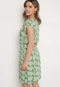 Born2be - Zielona Sukienka o Rozkloszowanym Kroju z Gumką w Pasie i Krótkim Rękawem Serive. Okazja: na co dzień, na spotkanie biznesowe. Kolor: zielony. Długość rękawa: krótki rękaw. Typ sukienki: rozkloszowane. Styl: biznesowy, klasyczny, casual, elegancki #2