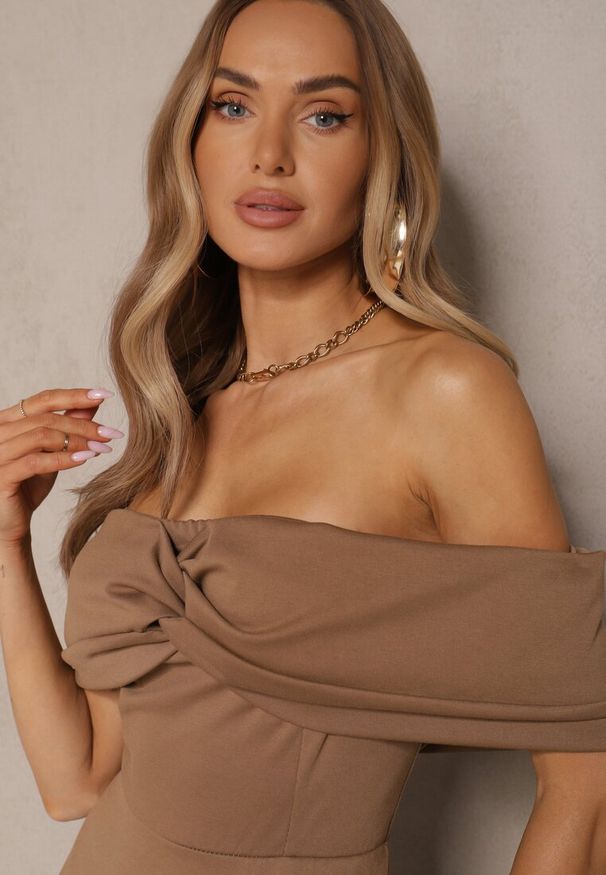 Renee - Brązowa Sukienka Rozkloszowana Ozdobiona Kokardą Odarra. Typ kołnierza: kokarda. Kolor: brązowy. Wzór: aplikacja. Styl: klasyczny, elegancki