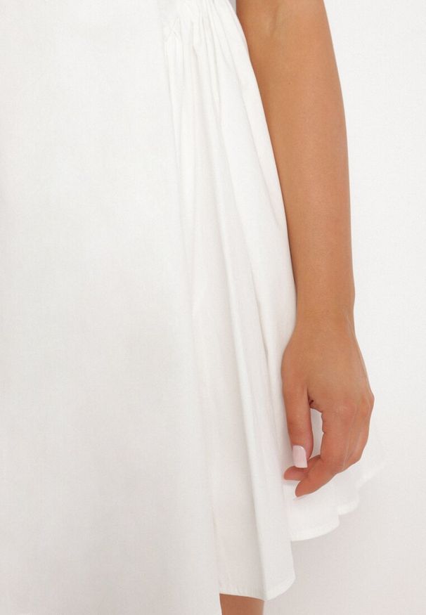 Born2be - Biała Bawełniana Sukienka Rozkloszowana Lavione. Okazja: na co dzień. Kolor: biały. Materiał: bawełna. Typ sukienki: proste. Styl: elegancki, casual, klasyczny