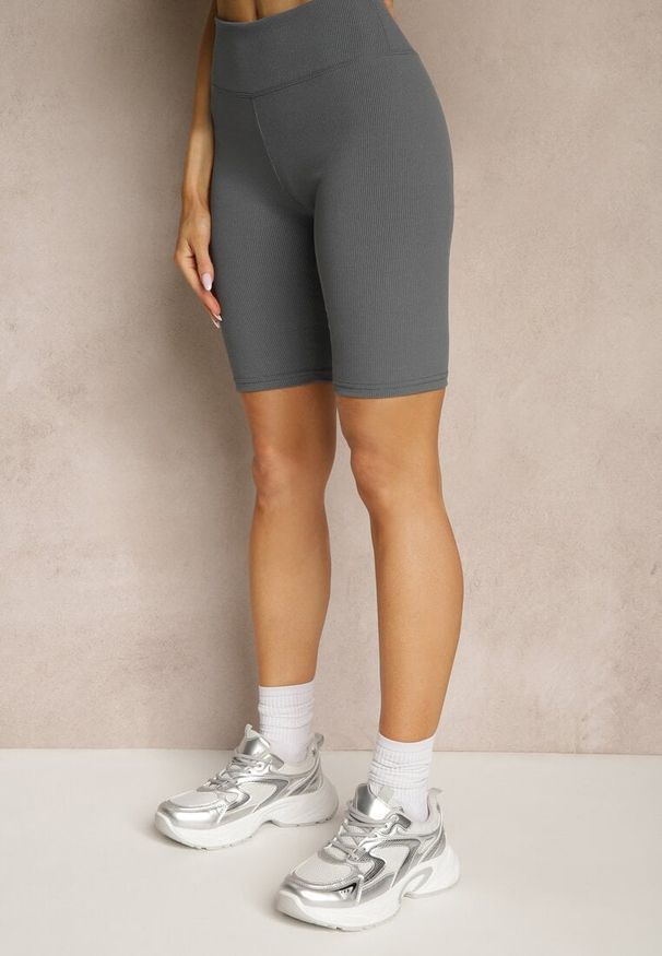 Renee - Szare Prążkowane Szorty High Waist o Fasonie Kolarek Rinelira. Okazja: na co dzień. Stan: podwyższony. Kolor: szary. Materiał: prążkowany. Styl: elegancki, casual