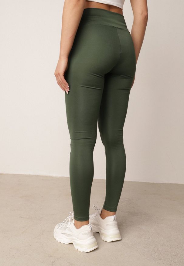 Born2be - Ciemnozielone Legginsy w Stylu Basic z Wyszczuplającym Pasem Samertes. Okazja: na co dzień, do pracy, na spacer. Stan: podwyższony. Kolor: zielony. Długość: krótkie. Styl: casual