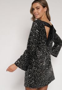 Born2be - Srebrna Cekinowa Sukienka z Odkrytymi Plecami i Wiązaniem Diadina. Kolor: srebrny. Materiał: wiskoza, elastan, futro. Wzór: aplikacja. Styl: wizytowy, elegancki #1