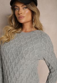 Renee - Szary Sweter w Delikatny Splot z Ozdobną Klamrą i Paskiem na Dole Rievea. Okazja: do pracy. Kolor: szary. Materiał: jeans. Długość rękawa: długi rękaw. Długość: długie. Wzór: ze splotem. Styl: elegancki #4