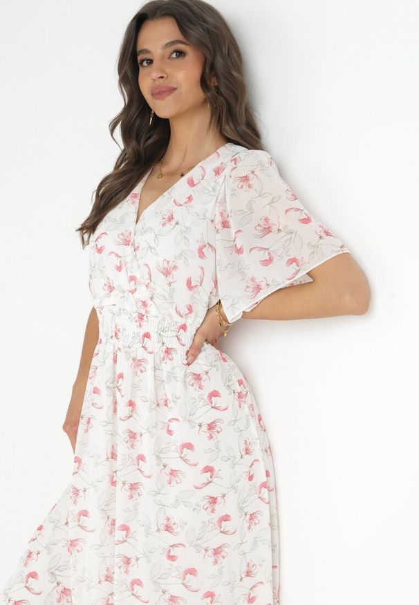 Born2be - Biała Sukienka z Gumką w Pasie i Kopertowym Dekoltem Roselita. Kolor: biały. Typ sukienki: kopertowe