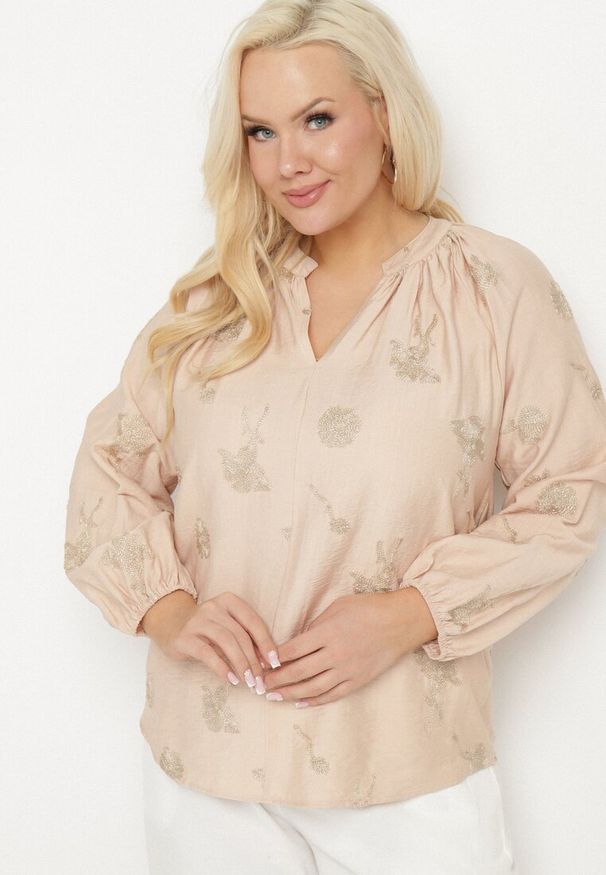 Born2be - Beżowa Bluzka z Dekoltem w Serek i Haftowanymi Zdobieniami z Metaliczną Nicią Sovbia. Typ kołnierza: dekolt w serek. Kolekcja: plus size. Kolor: beżowy. Materiał: jeans. Długość rękawa: długi rękaw. Długość: długie. Wzór: aplikacja, haft