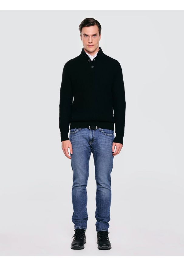 Big-Star - Sweter męski ze stójką czarny Neroni 906. Okazja: na co dzień. Typ kołnierza: kołnierzyk stójkowy. Kolor: czarny. Materiał: materiał, dzianina. Wzór: aplikacja, ze splotem. Styl: elegancki, casual
